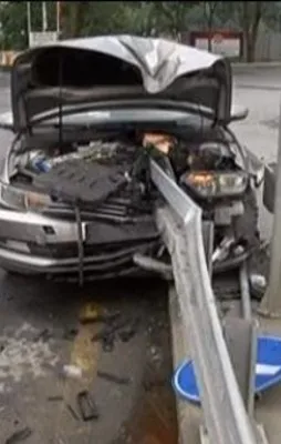 Korkunç kaza! Bariyerlere ok gibi saplandı