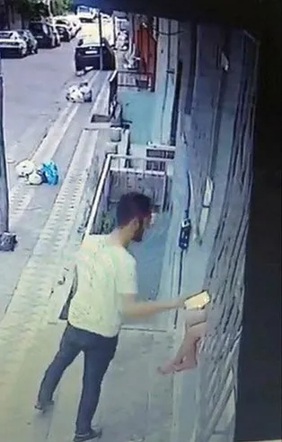 Sultangazi'de pes dedirten olay!  Çocuğun elindeki telefonu böyle çaldı
