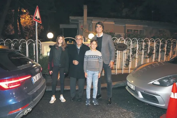 ibrahim-kutluaydan-babasi-ve-cocuklariyla-mutluluk-pozu-1575670782522.jpeg