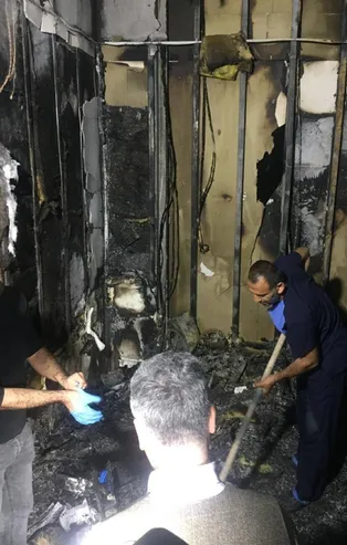 Hasta yakını profesörün odasını kundakladı