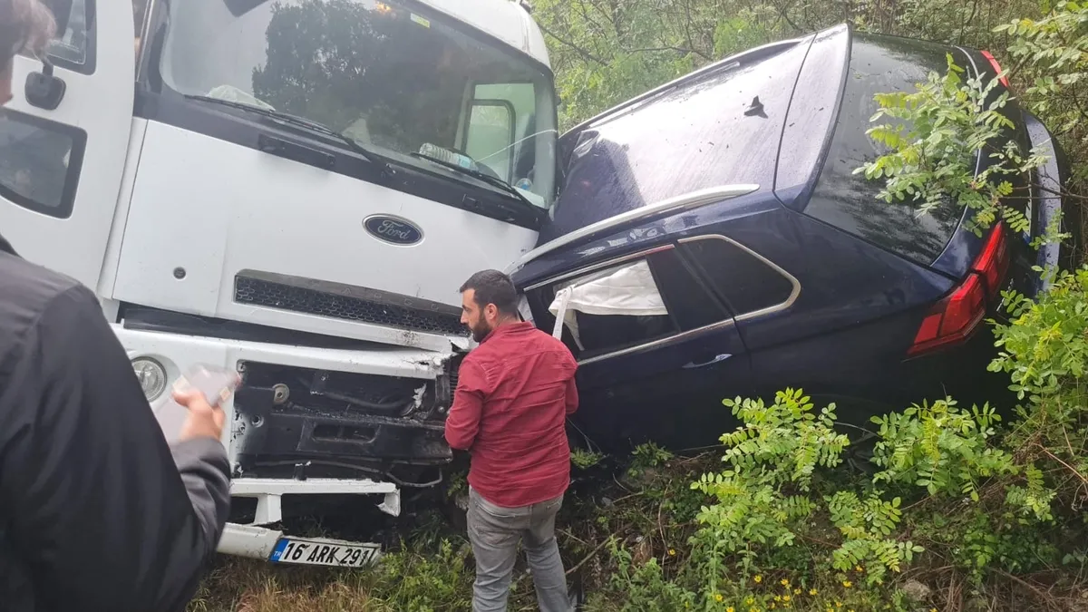 Bursa'da kamyon cipi adeta biçti! Korkunç kazada araçlar kafa kafaya girdi! Anne ve oğlunu ölüm ayırdı!