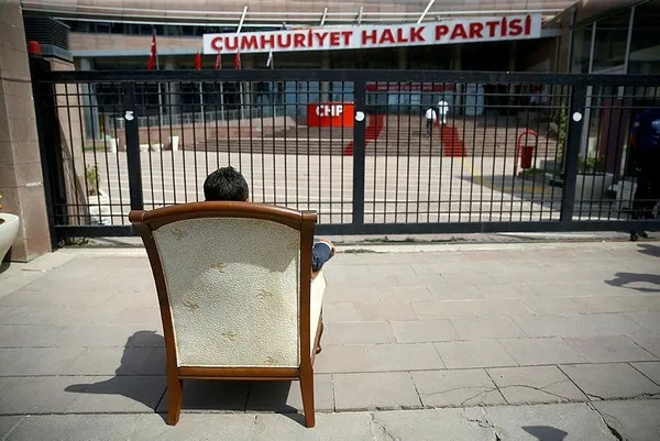 CHP Genel Merkezi önünde koltuklu eylem-1