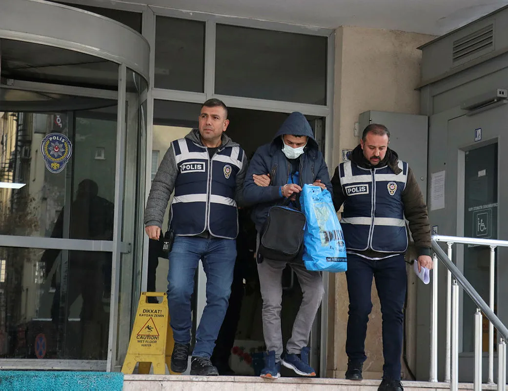 Aranan şahıs banyoda saklanırken yakalandı