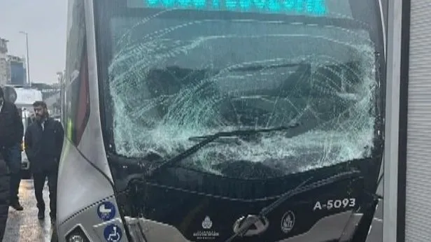 İstanbullunun bitmeyen çilesi ulaşım! Avcılarda iki metrobüs çarpıştı, Üsküdarda İETT arızalandı!