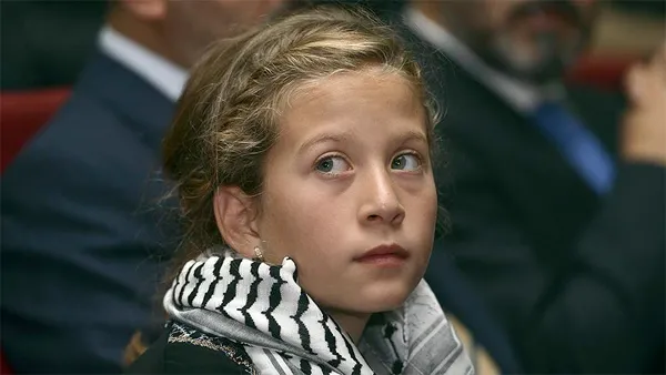 İsrail askerlerine tekme atan kız gözaltında-2