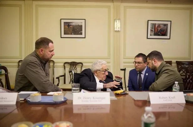 100-yasindaki-derin-isim-eski-abd-disisleri-bakani-henry-kissinger-ukraynada-zelenskiy-ile-gorustu-1695581507113.jpeg 100 yaşındaki derin isim eski ABD Dışişleri Bakanı Henry Kissinger Ukrayna'da Zelensky ile görüştü-3