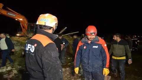 aksarayda-yurek-sizlatan-haber-yagis-nedeniyle-coken-agildaki-50-kucukbas-telef-oldu-1714948381741.jpeg Aksaray'da yürek sızlatan haber! Katliam gibi olay: Çöken ağıldaki 50 küçükbaş hayvan telef oldu !-4