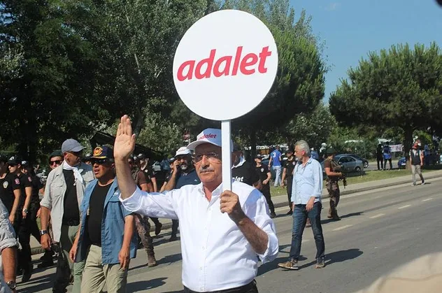 "Adalet" yürüyüşlerinde poz veren Kılıçdaroğlu’na zor soru! Nerede senin adaletin?