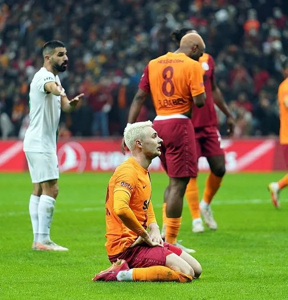 galatasarayda-husran-devam-ediyor-giresunspora-evinde-kaybedince-taraftar-stadi-istifa-sesleriyle-yikti-1641674699211.jpeg Galatasaray'da hüsran devam ediyor! Giresunspor'a evinde kaybedince taraftar stadı istifa sesleriyle yıktı-5