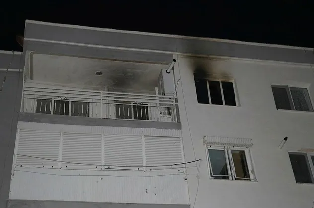 Son dakika: İzmir'de çıkan ev yangınında 1 kişi dumandan etkilendi