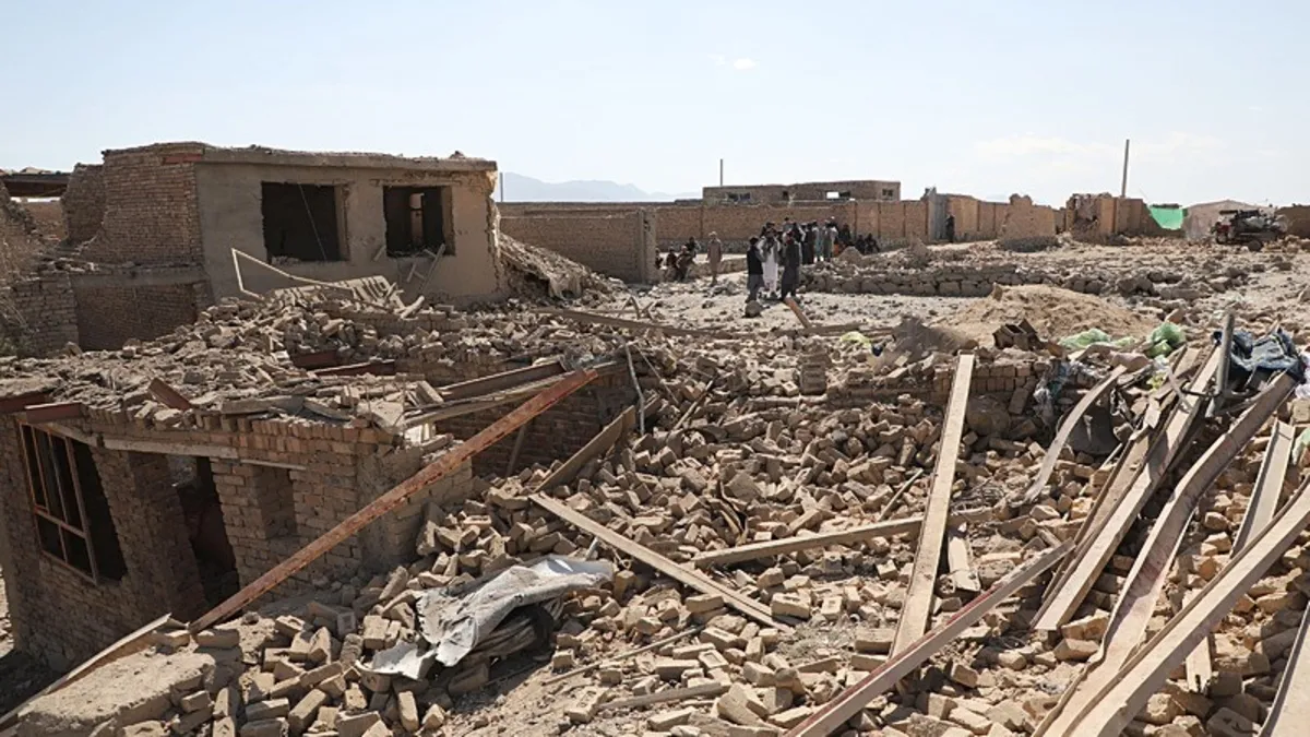 Afganistan-Pakistan sınırı yine karıştı: Kabil bombalandı