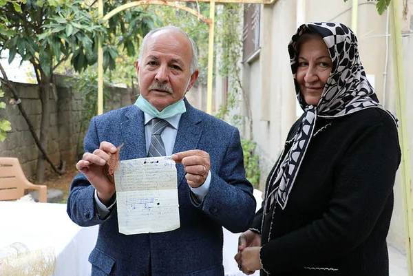 esinin-46-yil-once-hediye-ettigi-misir-puskulunu-hala-yaninda-tasiyor-1606306614198.jpg Eşinin 46 yıl önce hediye ettiği mısır püskülünü hala yanında taşıyor-4