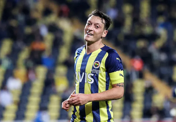 vitor-pereiradan-mesut-ozile-ozel-gorev-trabzonspor-macinda-1633860391583.jpg Vitor Pereira'dan Mesut Özil'e özel görev! Trabzonspor maçında...-2