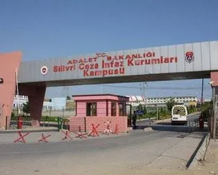 Darbeci komutan kendini astı