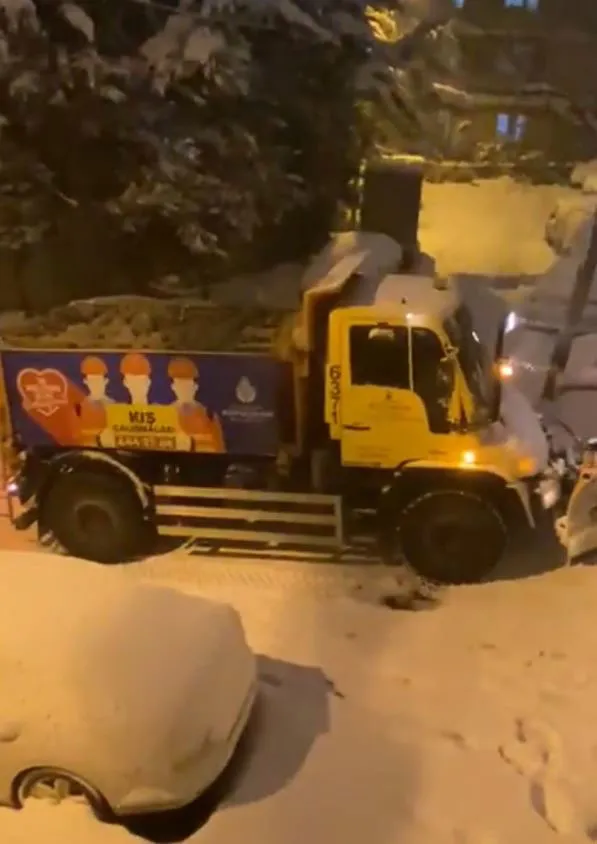 ibbnin-kar-kureme-araci-kara-saplandi-1647113162624.jpg İBB'nin kar küreme aracı kara saplandı!-1