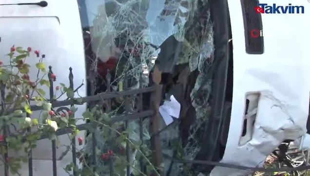 Beyoğlu’nda takla atan kamyon yola devrildi
