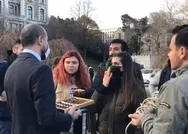 Boğaziçi Üniversitesi Rektörü Melih Bulu, protestocu azınlığa çikolata ikramında bulundu... Hakaret ettiler!