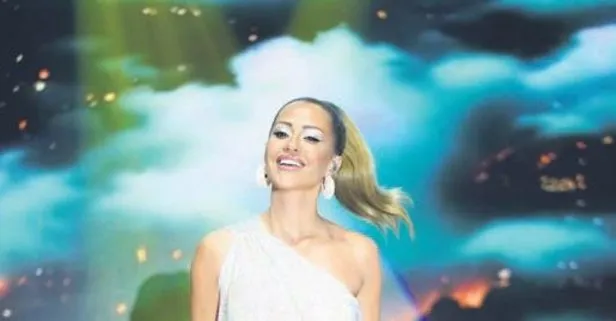 Güzel şarkıcı Derya Uluğ’dan sahnede yeni yıl dilekleri!