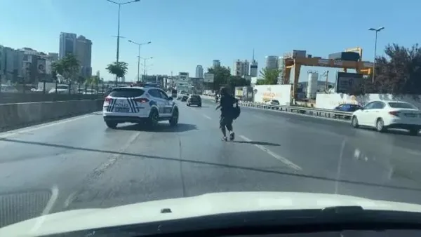 D-100'de panik! Yoldan geçenlere bıçakla saldırdı-2