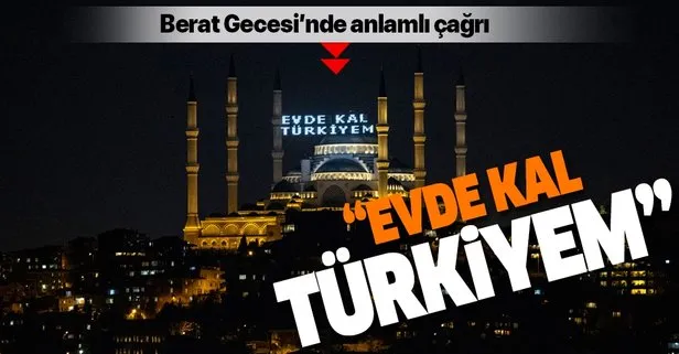 Berat Kandili’nde Büyük Çamlıca Camisi’ne Evde Kal Türkiyem yazılı mahya asıldı