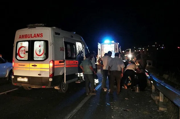 Elazığ-Bingöl kara yolunda iki otomobil çarpıştı: 6 yaralı