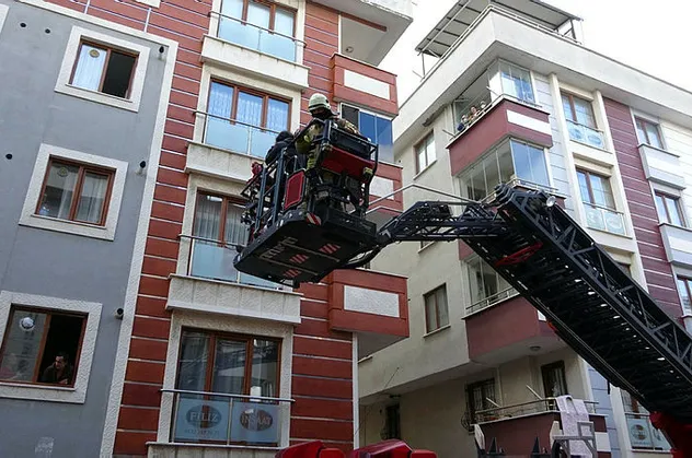 İstanbul Maltepe'de can pazarı! Yangında mahsur kalanları itfaiye kurtardı
