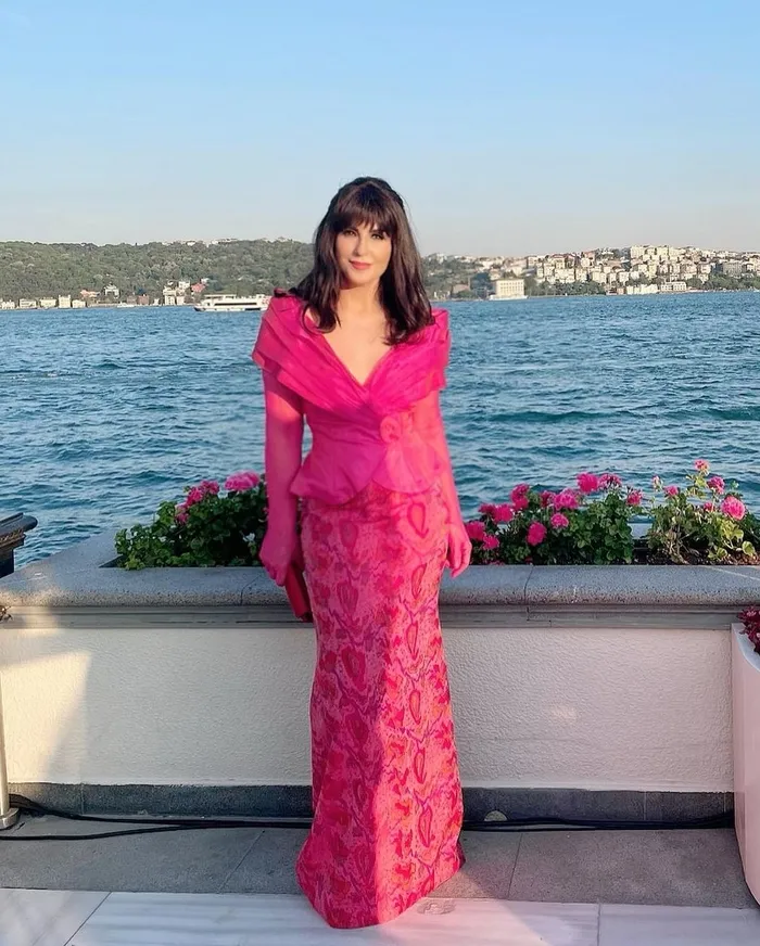 aysegul-aldincten-yatak-pozu-siyah-sutyeniyle-kamera-karsisina-gecip-sere-serpe-uzandi-ilk-yorum-yesilcam-yild-1701162485298.jpg Ayşegül Aldinç’ten yatak pozu! Siyah sutyeniyle kamera karşısına geçip sere serpe uzandı! İlk yorum Yeşilçam yıldızı Filiz Akın’dan...-3