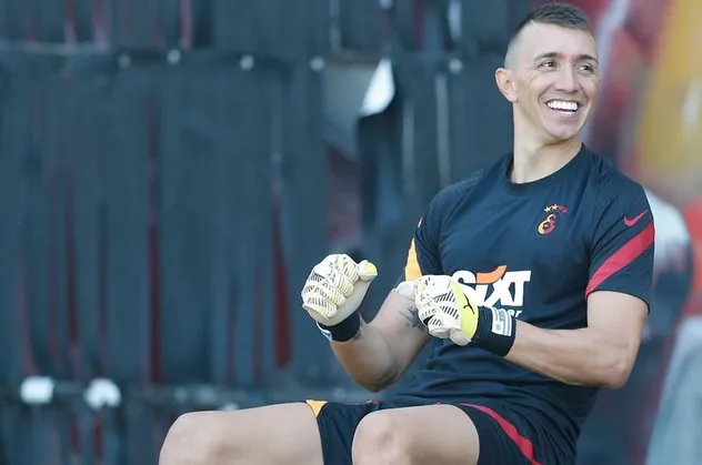 Galatasaraylı kaleci Fernando Muslera gençlere taş çıkartıyor! 2 ay önce bacağı kırıldı ama...