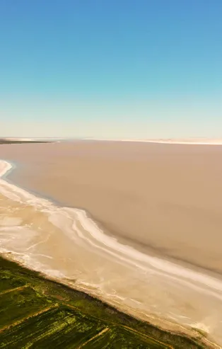 Tuz Gölü'nde tedirgin eden renk değişimi