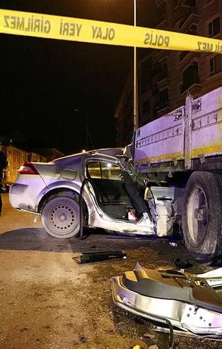 Son dakika: Ankara'da TIR'a arkadan çarpan otomobil hurdaya döndü! Sürücü ağır yaralı