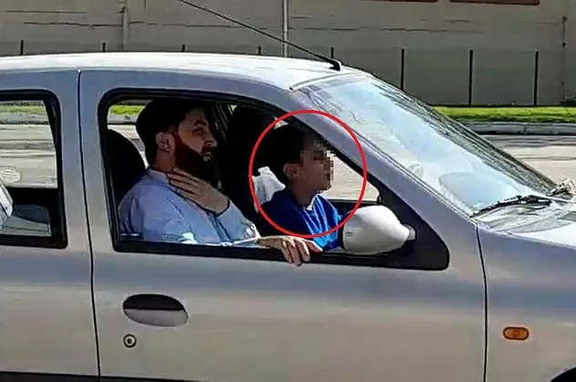 Son dakika: Bursa'da 14 yaşındaki çocuğun, yanında babasıyla otomobil kullanma anı kamerada