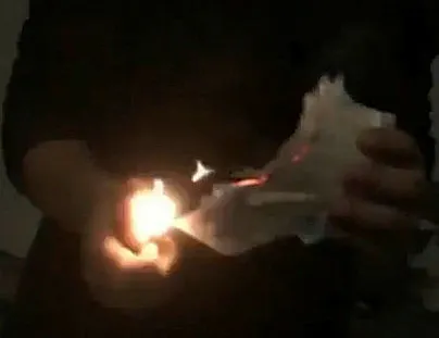 Skandal görüntüler! Kur’an-ı Kerim’i yırtıp yaktılar