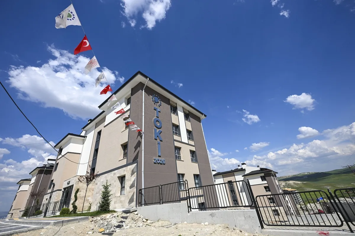 tokinin-64-ilde-20-bin-konutluk-acik-satis-kampanyasinda-detaylar-netlesti-1780649741865.jpeg TOKİ’nin 64 ilde kampanyasında 10 soru 10 cevap! 20 bin konutun dağılımı belli oldu: Hangi il ve ilçede ne kadar yapılacak?-3