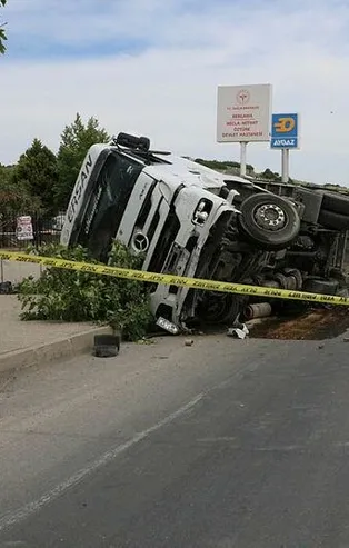 İzmir'de feci kaza: Kaldırımda yürürken tırın altında kalan iki kişi öldü