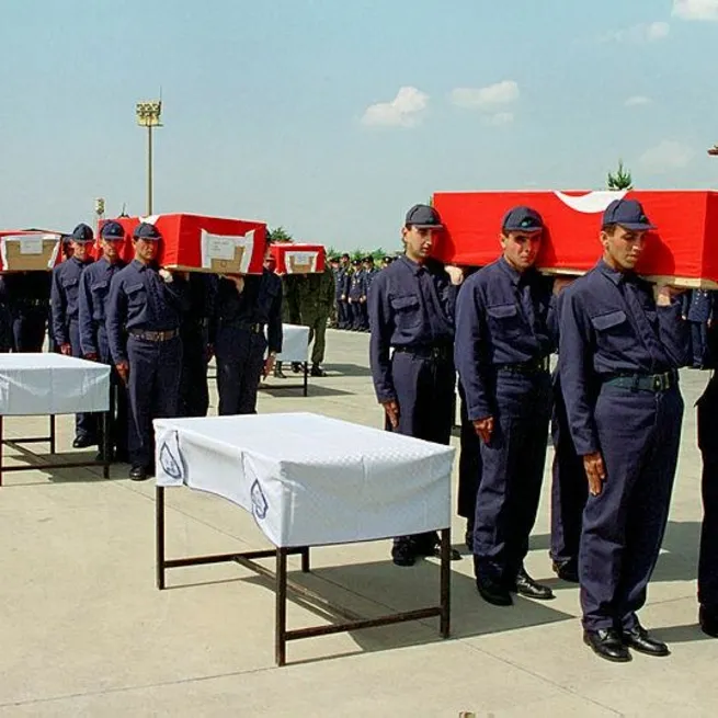 8li koalisyon HDPKK ile yol yürüyüp Kandilden övgüler alıyor; Bingölde vatan toprağına düşen 33 şehit unutulmuyor