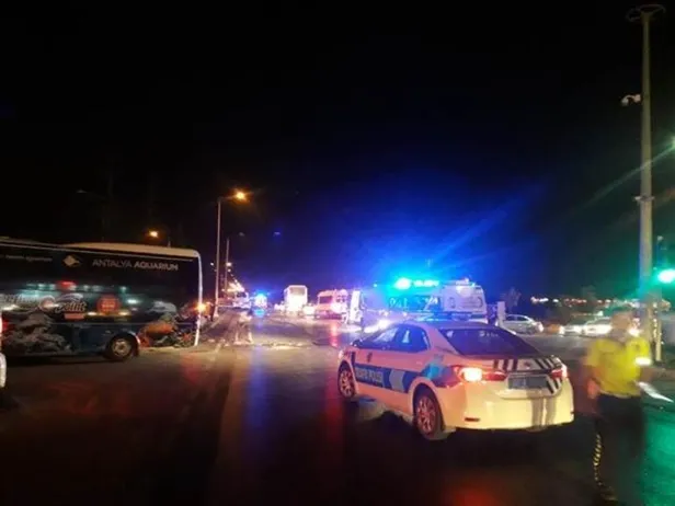 Son dakika: Antalya'da yolcu otobüsü ile tur otobüsü çarpıştı-1