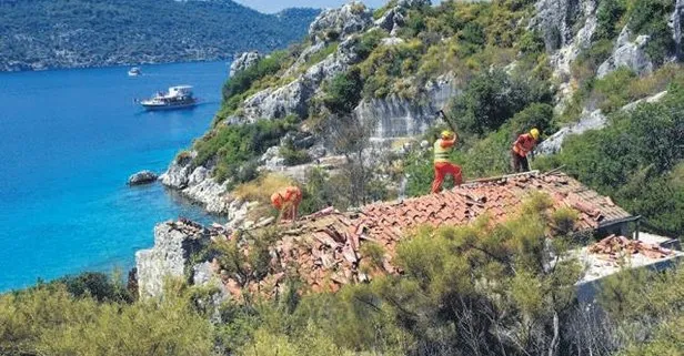 Antalya’nın Demre ilçesinde ormanlık alana yapılan taş yapı yıkıldı