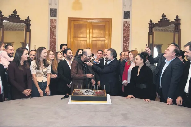 atvnin-reyting-rekortmeni-dizisi-edhodan-150-bolum-icin-pastali-kutlama-1575407130269.jpeg atv'nin reyting rekortmeni dizisi EDHO’dan 150. bölüm için pastalı kutlama-2