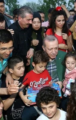 Cumhurbaşkanı Erdoğan Zeytinburnu'nda iftarı bekleyen vatandaşlarla sohbet etti