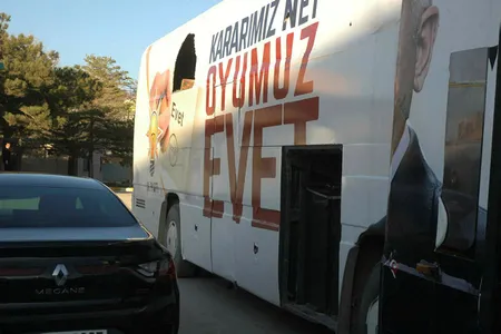 AK Parti seçim otobüsüne saldırı-1