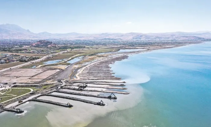 Van'ın yarım asırlık özlemi sona erdi: Van Gölü'nün gerdanlığı 'Van Gölü Sahil Yolu' trafiğe açıldı-3