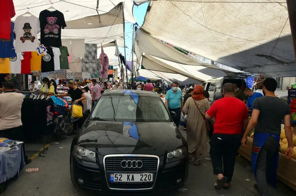 avcilarda-pazar-kurulacak-sokakta-unutulan-otomobil-tasinarak-tezgah-icin-yer-acildi-1625121849201.jpg Avcılar'da pazar kurulacak sokakta unutulan otomobil taşınarak tezgah için yer açıldı-3