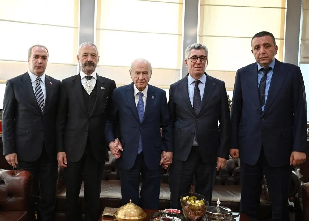 1790440768383.jpeg Beklenen uzlaşma teması Bahçeli'nin huzurunda gerçekleşti. (Fotoğraf: DHA)