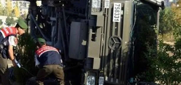 Kars’ta askeri araç devrildi: 3 yaralı
