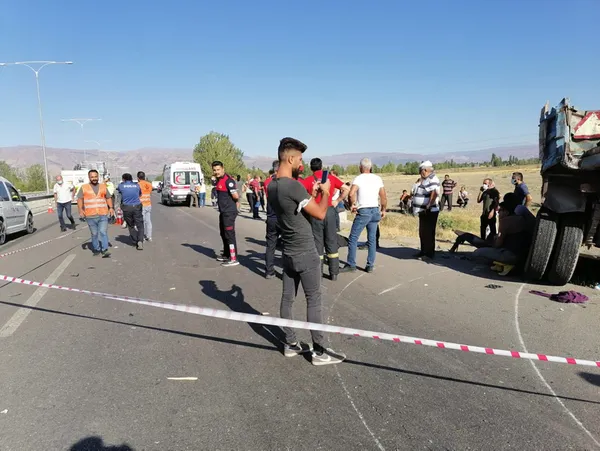 1627629072143.jpg Erzincan'da acı olay! Tarım işçilerini taşıyan traktör kaza yaptı: 2 ölü, 6 yaralı-1