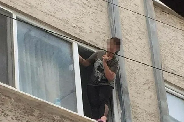 Çıktığı pencerede, boğazına bıçak dayayıp intihara kalkıştı