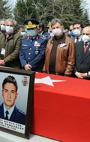 Konya'da uçağın düşmesi ile şehit olan Hava Pilot Yüzbaşı Burak Gençcelep kaza günü annesinin kendisini izlemeye gelmesini istememiş