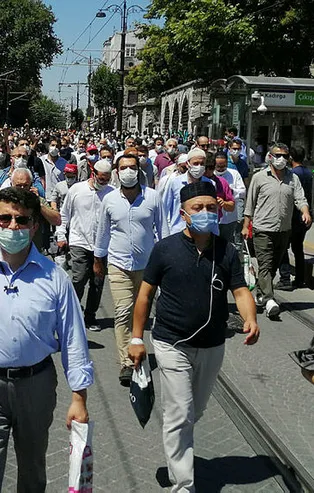 Tramvay seferleri durunca binlerce kişi Ayasofya Camii'ne yürüdü