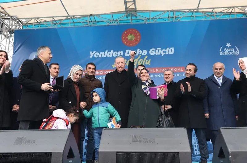 Başka Recep Tayyip Erdoğan, Malatya'nın Yeşilyurt ilçesindeki Merkez Kapalı Spor Salonu yanında düzenlenen ʺ201 Bininci Konut Anahtar Teslimi, Kura Çekimi, Malatya Çevre Yolu ve Yapımı Tamamlanan Projelerin Açılış Töreniʺne katılarak konuşma yaptı. Erdoğan'a Çevre, Şehircilik ve İklim Değişikliği Bakanı Murat Kurum eşlik etti. (Takvim.com.tr)