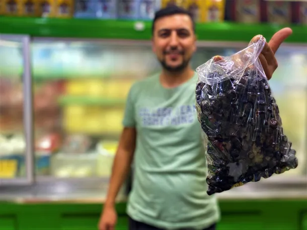 hem-eli-hem-gozu-terazi-gibi-calisiyor-musterisinin-istedigi-grami-tutturamazsa-parasini-almiyor-1663249282993.jpg Hem eli hem gözü terazi gibi çalışıyor: Müşterisinin istediği gramı tutturamazsa parasını almıyor-1